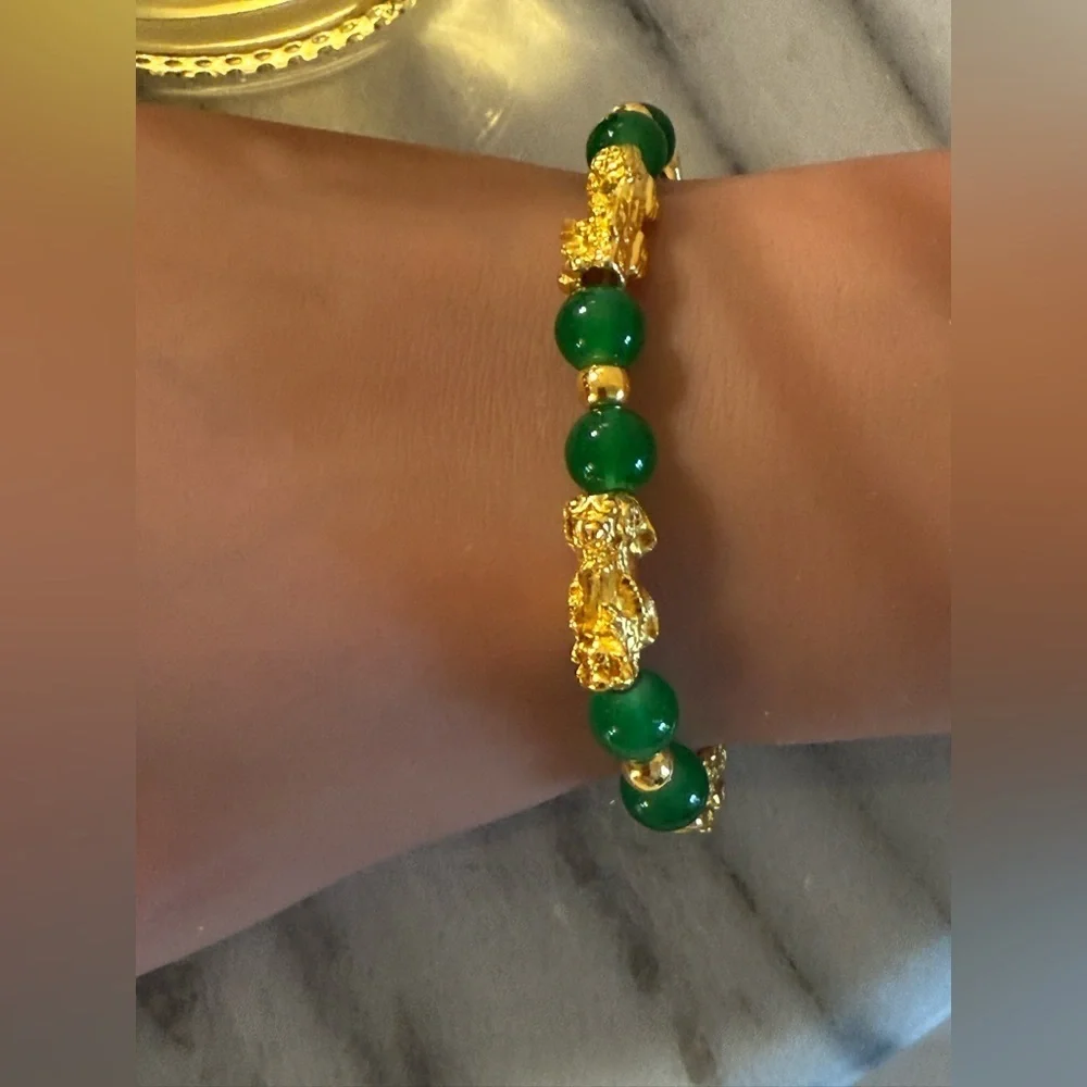 8mm Green Beaded Pixiu Bracelet Gold Tone Feng Shui Wealth Charm Stretch